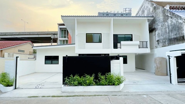  พัฒนาการ8-14เดอะมอลล์ รามคำแหง 1.6 กม. ให้เช่าบ้านเดี่ยว 2 ชั้น  62ตร.วา. 242ตร.ม. ย่านเอก. 3นอน ARLรามคำแหง 700ม. 3 น้ำ  