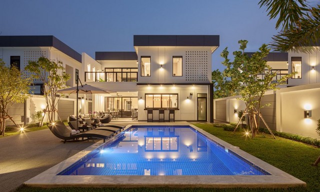 Modern Pool Villa หรู ทำเลศักยภาพ หางดง – เชียงใหม่ บ้านพูลวิลล่าสไตล์โมเดิร์น รายล้อมด้วยต้นไม้ใหญ่ บรรยากาศเงียบสงบและเป็นส่วนตัว เหมาะสำหรับครอบครัวที่ต้องการบ้านคุณภาพในทำเลสะดวกใกล้เมือง ทำเล: ต.สันผักหวาน อ.หางดง จ.เชียงใหม่ใกล้แมคโคร / บิ๊กซี เพียง 10 นาทีใกล้เซ็นทรัล เชียงใหม่ แอร์พอร์ต 10 นาทีสนามบินนานาชาติเชียงใหม่ 20 นาที รายละเอียดบ้านที่ดิน 160.4 ตร.วาพื้นที