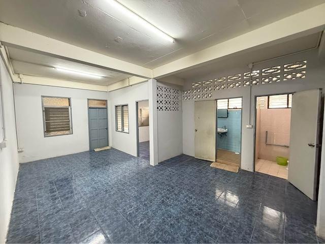 ให้เช่าบ้านเดี่ยว 2 ชั้นพร้อมโกดังบนเนื้อที่ 100 ตรว. นวมินทร์ 42 เดินทางสะดวก ใกล้เลียบด่วน