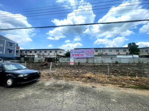 2506ACL2024 ขายที่ดินเปล่า 298 ตารางวา(รวม 2 แปลง) แปลงสี่เหลี่ยมสวย หน้ากว้าง  59 เมตร ลึก 20 เมตร ด้านหน้าที่ดินติดถนนคอนกรีต ทำเลดีอยู่ในแหล่งชุมชน  บรรยากาศดี มีรั้วลวดหนามด้านหน้าและด้านข้างซ้าย  เหมาะแก่การสร้างที่อยู่อาศัย,ออฟฟิศ, หอพัก อพาร์เม้นท์, ธุรกิจห้างร้านขนาดย่อม หรือซื้อไว้เก็งกำไรในอนาคตได้ 2506ACL2024 Multipurpose Vacant land for sale in Pathum Thani, 298 square meters (including 2 plots), beautiful rectangular plot, width 59 meters, Length 20 meters, fro