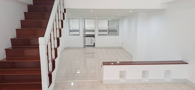 ขายทาวน์เฮ้าส์ปรับปรุงใหม่ 17 ตรว. 3 ชั้น 5 ระดับ ใกล้รังสิต ปทุมธานี ต.บ้านกลาง อ.เมือง จ.ปทุมธานี