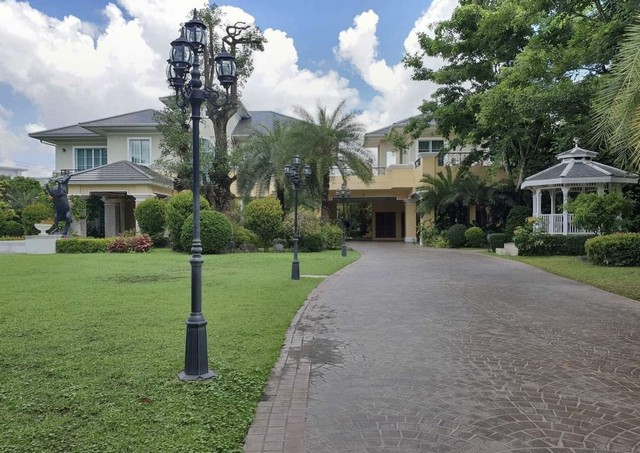 ขายคฤหาสน์หรู 2 ชั้น โซนสุเทพ เชียงใหม่ 940 ตร.วา 4 อาคาร ทำเลดี วิวภูเขา พร้อมอยู่ ลดราคา