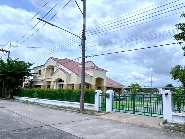 นิคมบางกะดี 500 ม. ฟิวเจอร์พาร์ค รังสิต ถ.ติวานนท์  คฤหาสน์ให้เช่าหลังใหญ่ 2 ชั้น หรูหรา พร้อมสนามหญ้า 150ตร.วา. 310 ตร.ม. 3นอน พร้อมเฟอร์ฯ 