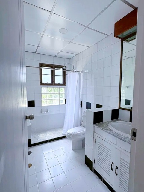 คฤหาสน์ให้เช่าหลังใหญ่ 2 ชั้น หรูหรา นิคมบางกะดี 500 ม. ฟิวเจอร์พาร์ค รังสิต ถ.ติวานนท์  พร้อมสนามหญ้า 150ตร.วา. 310 ตร.ม. 3นอน พร้อมเฟอร์ฯ