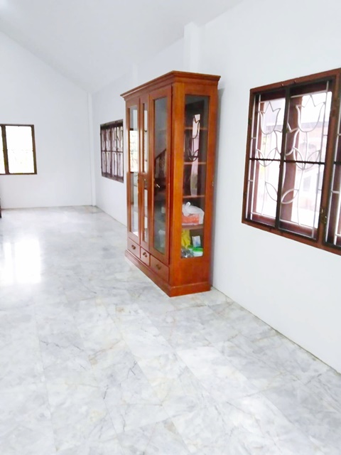 แหลมทอง คฤหาสน์ จอดรถได้2-3คัน  54ตรว. 250ตรม.  เซ็นทรัลพลาซ่า หาดแสงจันทร์ 4 km.บิ๊กซี ทับมา เมืองระยอง ให้เช่าบ้านเดี่ยว