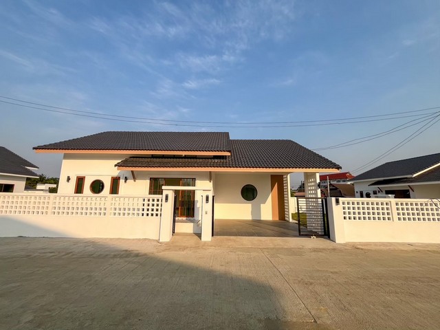 บ้านใหม่ พร้อมที่ดิน หรือเลือกแปลงสั่งสร้างได้เองดีไซน์เรียบง่าย อบอุ่น อยู่สบาย สไตล์ญี่ปุ่น เหมาะทั้งอยู่อาศัยและปล่อยเช่าเพื่อการลงทุนราคาเริ่มต้น 2.5 ล้านบาท ทำเลดี โซนหางดง วงแหวนสองติดเขตเมืองเชียงใหม่ ใกล้เซ็นทรัลแอร์พอร์ต / สนามบิน รายละเอียดบ้าน:ขนาดที่ดิน 50 ตร.วา3 ห้องนอน  2 ห้องน้ำ1 ห้องครัว  2 ที่จอดรถ เลือก “สีบ้าน + กระเบื้องพื้น” ได้ทั้งหลัง ขอ