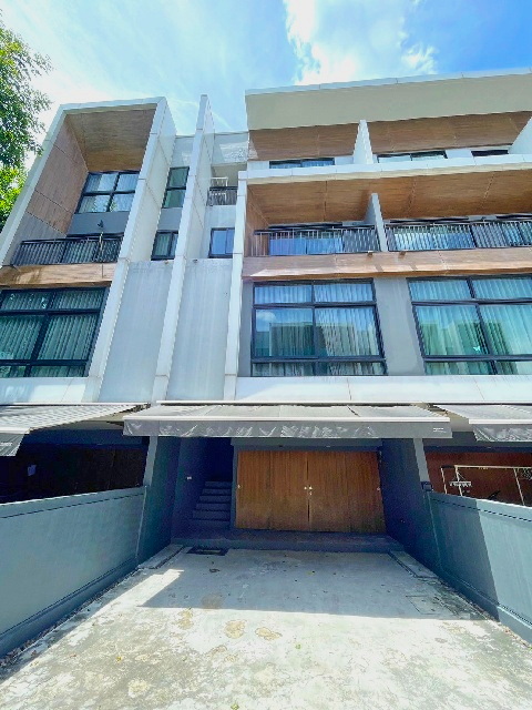 รร. สตรีวิทยา2 ให้เช่าทาวน์โฮม 3.5 ชั้น 260ตร.ม. 20 ตร.วา.MRTภาวนา 3กม. ลาดพร้าว71 3นอน 4น้ำ 4แอร์ เดอะแจส วังหิน 1.2 กม. 