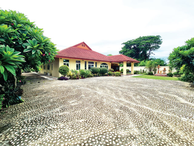 ขายบ้านเดี่ยวสรรสร้างออกแบบสุดพิเศษอย่างลงตัว เนื้อที่ 304 ตารางวา ตำบลอิสาณ อำเภอเมืองบุรีรัมย์ จังหวัดบุรีรัมย์ บ้านเดี่ยวกับ *** ข้อเสนอสุดพิเศษ ที่คุณไม่ควรพลาด***  บ้านเดี่ยว ทำเลดีให้พื้นที่ใช้สอยมาแบบจุกๆ มากถึง 272 ตารางเมตร 4 ห้องนอน 4 ห้องน้ำ 1 ห้องโถง 1 ห้องครัว 10 ที่จอดรถ บ้านที่สัมผัสได้ถึงความสงบ อบอุ่น ภายในตัวบ้านจัดสวนและมุมน้ำตกร่มรื่น เย็นใจ พิ