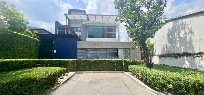 อาคารเอนกประสงค์ 2 ชั้น +สระว่ายน้ำส่วนตัว ซ.รัชดาภิเษก 17 ให้เช่า 437sq.m.ใกล้ mrt สุทธิสาร