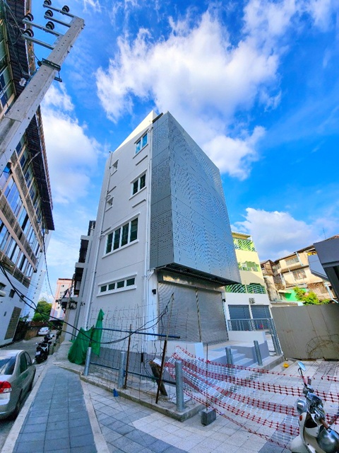 รร.นานาชาติบริติชแมนดาริน1.9 กม.ให้เช่าอาคารพาณิชย์ 3 คูหา 4.5 ชั้น ตีทะลุกัน รีโนเวทใหม่ 72 ตร.วา.ทำเลติดถนนใหญ่ 4 เลน 