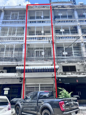 ขายอาคารพาณิชย์ สุขุมวิท 46 (ใกล้ท่าเรือคลองเตย)ที่ตั้ง: ซอยภูมิจิตร สุขุมวิท 46 ถ.พระราม 4 เขตพระโขนง คลองเตย กรุงเทพฯ 10110อาคารพาณิชย์ 4.5 ชั้น พร้อมชั้นลอยทำเต็มหน้ากว้าง 4 เมตร ลึก 12 เมตรจอดรถส่วนตัวได้ 1 คันถนนหน้าบ้านสูง ฝนตกน้ำไม่ขัง ไม่ท่วมเหมาะสำหรับ:โฮมออฟฟิศ / สำนักงาน / โกดังเก็บสินค้าราคาเพียง 7,900,000 บาทสถานที่ใกล้เคียง -BTS พระโขนง เพียง 800 ม. (เดิน 1.3 กม.) -ท่าเรือคล