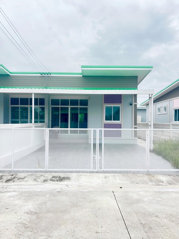 ขายบ้านแฝดชั้นเดียวหนองตำลึงชลบุรี บ้านแฝดชั้นเดียว หมู่บ้าน เจนจิราลิลล์ บนเนื้อที่ 33 ตรว. พื้นที่ใช้สอย : 2 ห้องนอน 2 ห้องน้ำ 