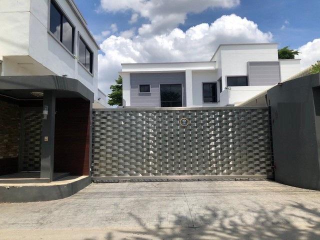 P1141 ขาย บ้านเดี่ยว 2 ชั้น 2 หลัง สไตล์โมเดิร์น บนเนื้อที่ 1 ไร่ ซอยจรัญสนิทวงศ์ 35 กลางเมือง ใกล้โรงพยาบาลศิริราช