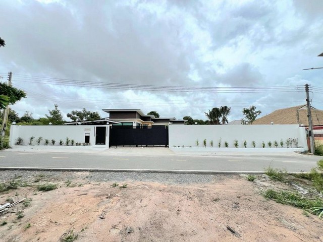 TEL:088-559 5199 คุณเอLine:https://line.me/ti/p/C0eGe0whLXขายบ้าน พร้อมสระว่ายน้ำส่วนตัว สไตล์โมเดิล พิกัด บางเสร่  พัทยา ใกล้สวนนงนุชขายรวมเฟอร์นิเจออร์ และเครื่องใช้ไฟฟ้าทั้งหมดราคา 22.9 ล้านบาท (ชื่อไทย)ค่าใช้จ่ายภาษีทุกอย่าง 50/50ขนาด ที่ดิน 293 ตร.ว.พื้นที่ใช้สอย 304 ตร.ม.3 ห้องนอน 3 ห้องน้ำ 1 ห้องแม่บ้าน 1 ห้องน้ำครัวยุโรป ม่านระบบไฟฟ้าทั้งหลังพื้นที่ซักล้าง - สระว่ายน้ำขนาด  4×12 ลึก 1.5เมตร ระบบโอโซน 