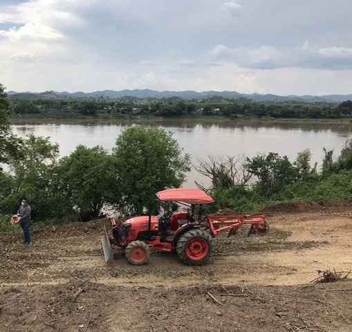 พื้นที่ดิน ที่ดินติดแม่น้ำโขง เชียงคาน เลย ใกล้กับ ติดแม่น้ำโขง และห่างถนนคนเดินเชียงคาน เพียงแค่ 5 กม. 25000000 บาท  ขนาด = 3134 sq.wa ราคาจับต้องได้ ที่ดินเป็นเนินสูงมองเห็นวิวแม่น้ำโขงแบบ 180 องศา และอยู่ติดถนนทางหลวงสายหลัก 
