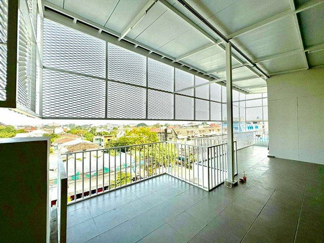  ตีทะลุกัน รีโนเวทใหม่ 72 ตร.วา.รร.นานาชาติบริติชแมนดาริน1.9 กม.ให้เช่าอาคารพาณิชย์ 3 คูหา 4.5 ชั้นทำเลติดถนนใหญ่ 4 เลน 