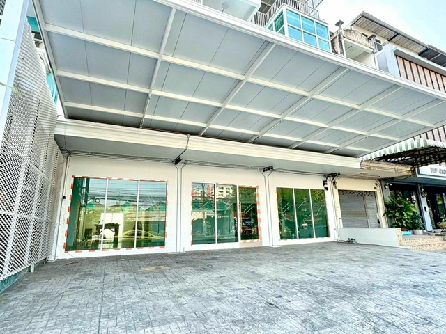 ตีทะลุกัน ใหม่ 72 ตร.วา. MRTแยกลำสาลี 800 ม.ให้เช่าอาคารพาณิชย์ 3 คูหา 4.5 ชั้น 1,168 ตร.ม. กรุงเทพกรีฑา 3.1 กม. ม.นิด้า1.3 กม.4เลน จอดรถ