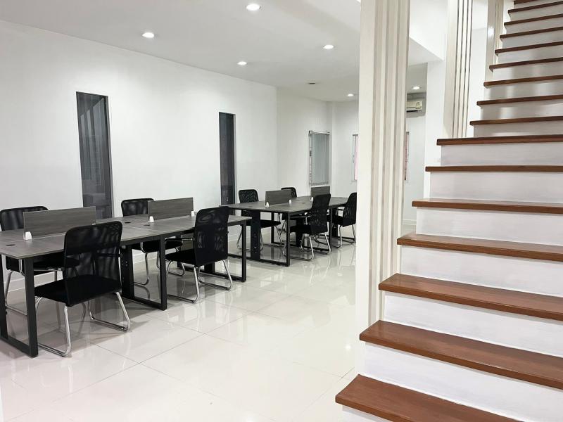 ให้เช่าโฮมออฟฟิศ 3 ชั้น  ติดถนนนวลจันทร์  มีโต๊ะทำงานพร้อมเก้าอี้ พร้อมโต๊ะประชุม เหมาะกับการทำโฮมออฟฟิศ