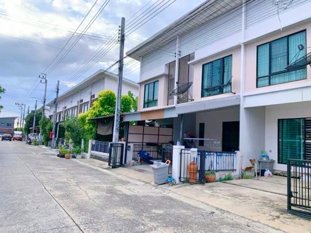  รพ.บางบัวทอง 1.1 กม.ตลาดสมบัติบุรี 800ม. ให้เช่าทาวน์เฮ้าส์ 2 ชั้น 19ตร.วา. 160ตร.ม. 3นอน โลตัส บางกรวย-ไทรน้อย 1.7 กม. 