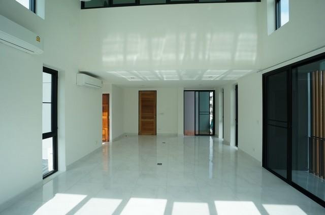 ให้เช่าอาคาร 3.5 ชั้น 2 ห้องนอน 3 ห้องทำงาน  4 ห้องน้ำ 5 ที่จอดรถ  รัชดาภิเษก 32