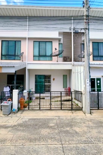 โลตัส บางกรวย-ไทรน้อย 1.7 กม.  ให้เช่าทาวน์เฮ้าส์ 2 ชั้น 20ตร.วา. 162ตร.ม. 3นอน  ตลาดสมบัติบุรี 800ม. รพ.บางบัวทอง 1.1 กม.