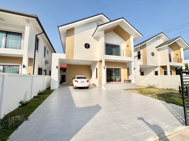 บ้านสั่งสร้างสไตล์มินิมอล 2 ชั้น – หางดง เชียงใหม่พร้อมที่ดิน หรือเลือกแปลงสร้างบ้านตามใจคุณดีไซน์เรียบง่าย อบอุ่น สไตล์มินิมอลเหมาะทั้งอยู่เองหรือปล่อยเช่าลงทุน ทำเลดีใกล้เมืองราคาเริ่มต้น 3.85 ล้านบาทขนาดที่ดิน 59 ตารางวา3 ห้องนอน  2 ห้องน้ำ  1 ห้องครัว  2 ที่จอดรถเลือกสีบ้านและกระเบื้องได้เองทั้งหลังของแถมจัดเต็ม พร้อมเข้าอยู่ฟรีค่าโอนฟรีมิเตอร์น้ำและ