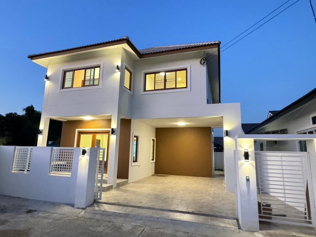 บ้านสั่งสร้างสไตล์โมเดิร์น 2 ชั้น – หางดง เชียงใหม่ พร้อมที่ดิน หรือเลือกแปลงสร้างบ้านตามใจคุณ! ดีไซน์เรียบง่าย อบอุ่น สไตล์มินิมอลเหมาะทั้งอยู่เองหรือปล่อยเช่าลงทุน ทำเลดีใกล้เมือง!ราคาเริมต้น  3.85 ล้านบาท ขนาดที่ดิน 59 ตรว. 4 ห้องนอน  3 ห้องน้ำ  1 ครัว  2 ที่จอด เลือก “สีบ้าน + กระเบื้อง” ได้เองทั้งหลัง ของแถมจัดเต็ม! เข้าอยู่ได้เลย ฟรีค่าโอน ฟรีมิเตอร์น้ำ + ไฟ ฟรีม