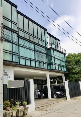 โกดังอาคารสำนักงานโพธิ์แก้ว1 ลาดพร้าว101 เนื้อที่100 ตร.วา เหมาะสำหรับทำธุรกิจหลากหลายประเภทStock สินค้า, โชว์รูม , โรงงาน- โรงผลิต 85,000฿ /เดือนสัญญาขั้นต่ำ 1 ปีแรกเข้าประกัน 2 เดือน + ล่วงหน้า 1 เดือน ทำเลดี เดินทางสะดวก:* ตั้งอยู่ซอยโพธิ์แก้ว 1 ใกล้วัดบึงทองหลาง ลาดพร้าว101 บางกะปิ กทม.*ใกล้แหล่งชุมชน ห้างสรรพสินค้า และรพ.ลาดพร้าว, รพ.เวชธานี*ใกล้รถไฟฟ้า BTSรายละเอียด* อาคาร 3 ช