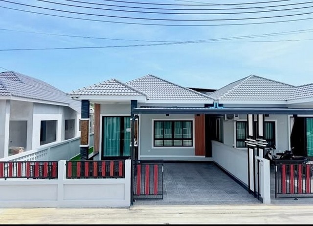 ขายบ้านแฝดชั้นเดียวหนองหงส์ชลบุรี สไตล์มินิมอล ฟรีเฟอร์ฯ ทั้งหลังทำเลดี เดินทางสะดวก ใกล้นิคมอมตะนคร