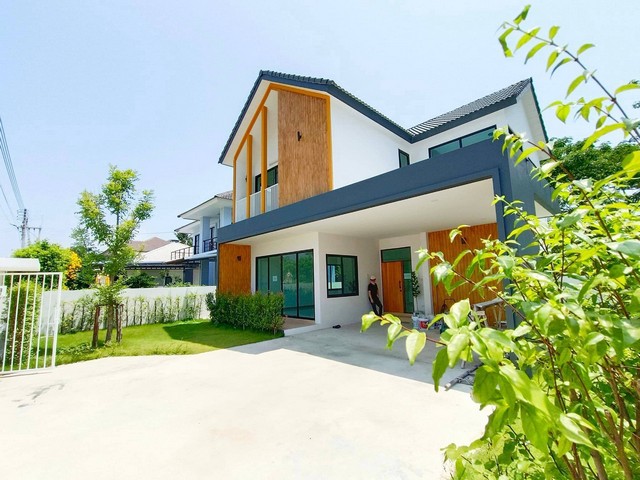 ขายบ้าน Minimal-Nordic 2ชั้น 72ตรว. 4นอน3้น้ำ 3.69ล. ฟรีโอน ของแถม วิวดอยสุเทพ ต.หนองจ๊อม​ อ.สันทราย เชียงใหม่บ้าน 2 ชั้น Minimal-Nordic Style ใกล้แยกหนองจ๊อม​ อ.สันทราย จ.เชียงใหม่บนที่ดิน 72 ตร.ว พื้นที่ใช้สอย 185 ตรม. (รวมโรงจอดรถ)ขนาด 4 ห้องนอน 3ห้องน้ำ ที่จอดรถในร่ม 2 คันออกแบบฝ้าเพดานสูง 3 เมตร โปร่ง โล่ง สบายมาพร้อมวิวดอยสุเทพและทุ่งนาเหมาะสำหรับการพักผ่อน เดินทางสะดวก ใกล้เมืองขายราคา 3.69 ล้