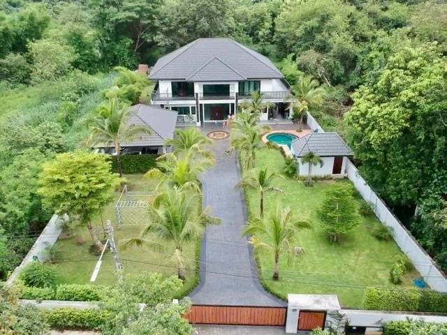 ขายด่วนบ้านหรู 19 ล้าน 440 ตรว. #โซนสันทราย #หลังม.แม่โจ้ #พร้อมเฟอร์นิเจอร์เครื่องใช้ไฟฟ้าครบจบ #หิ้วกระเป๋าพร้อมเข้าอยู่ได้เลยค่ะ