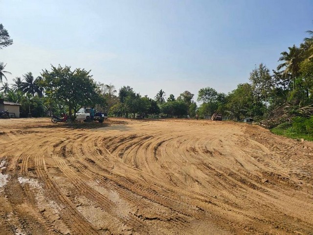 TEL:088-559 5199 คุณเอLine:https://line.me/ti/p/C0eGe0whLXขายที่ดินเปล่า ห้วยใหญ่ พัทยา  1 ไร่ 2 งานทำเลทอง ห้วยใหญ่ – พัทยา ใกล้สิ่งอำนวยความสะดวกและเส้นทางหลัก EECขายยกแปลงเพียง 6.9 ล้านบาทค่าใช้จ่ายวันโอนคนละครึ่งแถมฟรี แบบบ้าน 2 แบบ 2 สไตล์รายละเอียดที่ดิน:พื้นที่ 1 ไร่ 2 งาน ถมเรียบร้อย สวยงาม พร้อมสร้างบ้านได้ทันทีทำเลดี ไม่ข้ามเส้นมอเตอร์เวย์ อยู่ในโซนทำเล EECใกล้โรงน้ำแข็งห้วยยายจีน และ ห่