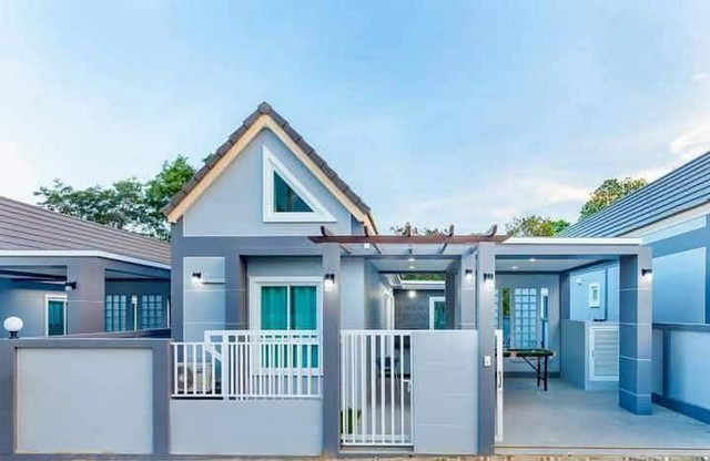 บ้านพูลวิลล่าหลังใหญ่ พร้อมสระว่ายน้ำส่วนตัว ใกล้หาดหัวหิน สวยพร้อมอยู่โอกาสทองสำหรับคนที่กำลังมองหาบ้านพักตากอากาศหรือบ้านอยู่อาศัยที่ครบครัน! ขอเสนอขาย บ้านพูลวิลล่าหลังใหญ่ ในซอยหัวหิน 112 ทำเลดี เดินทางสะดวก พร้อมสิ่งอำนวยความสะดวกครบครัน ตอบโจทย์ทุกการใช้ชีวิตที่ตั้ง: 132/202 ซอยหัวหิน 112 ต.หัวหิน อ.หัวหิน จ.ประจวบคีรีขันธ์รายละเอียดบ้าน :ขนาด: เนื้อท