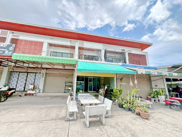 ขายอาคารพาณิชย์ ไอวี่ เวิร์ค - Ivy Work สำนักบก ติดถนนใหญ่ เมืองชลบุรี-----ขายทาวเฮ้า 2 ชั้น ติดถนน ไอวี่เวิร์ค สำนักบก ( Ivy Work )พื้นที่ 22.3 ตร.ว.  พื้นที่ใช้สอย 128.0 ตร.ม 2 ห้องนอน 3 ห้องน้ำ 4 ที่จอดรถ- บิ้วอินห้องกระจกชั้น 1 , ติดตั้งเหล็กดัด มุ้งลวด - ต่อเติม หลังคา หน้าบ้าน และหลังคาโรงครัว หลังบ้าน-----ที่ตั้ง: สำนักบก อำเภอเมืองชลบุรี จังหวัดชลบุรี 20000-----การเดินทาง : - ถนนศุขประยูร และถน