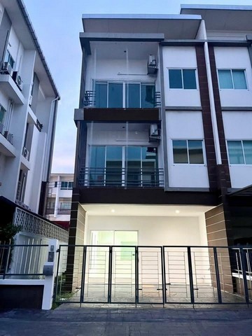 ให้เช่าทาวโฮม  หลังมุมโครงการ กานต์ศิริ รามอินทรา-นวลจันทร์ เหมาะทำ  สำนักงาน  ติดถนนนวลจันทร์ ใกล้ทางด่วนรามอินทรา  ใกล้แฟชั่นไอซ์แลนด์