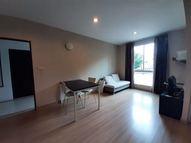 ขาย/ให้เช่า คอนโดวันพลัส 19 มหิดล – ใกล้สนามบินเชียงใหม่ ที่ตั้ง:  เทศบาลนครเชียงใหม่ อ.เมืองเชียงใหม่ จ.เชียงใหม่– ใกล้แยกแอร์พอร์ตเพียง 2 นาที– สนามบินเชียงใหม่ 5 นาที– ห้าง Central Airport Plaza, Big C, Makro ใกล้โครงการ– เดินทางสะดวกเข้าสู่ใจกลางเมืองรายละเอียดห้อง:พื้นที่ใช้สอย 52 ตร.ม.2 ห้องนอน  1 ห้องน้ำ  ชั้น 2เฟอร์นิเจอร์ครบ + เครื่องใช้ไฟฟ้า (แอร์, ทีวี, ตู้เย็น, ไมโครเวฟ)ระเบียงกว