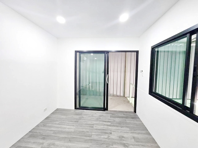 มีห้องน้ำส่วนตัว ที่จอดรถกว้างขวาง MRT หลักสอง 1.6 กม.ให้เช่าโกดัง หลังมุม บางแค เพชรเกษม 150ตร.ม. ริมถ.กาญจนาภิเษก รร.บางแค 1.3 กม.