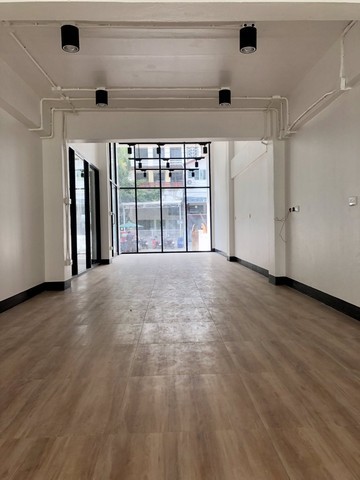 ให้เช่าโฮมออฟฟิศพื้นที่ใช้สอย 360 ตร.ม 4ห้องอเนกประสงค์ 9 ห้องน้ำ  หลังมุม  4.5 ชั้น ใกล้จุดขึ้นลงทางด่วน และบีทีเอสบางจาก  สุขุมวิท 62