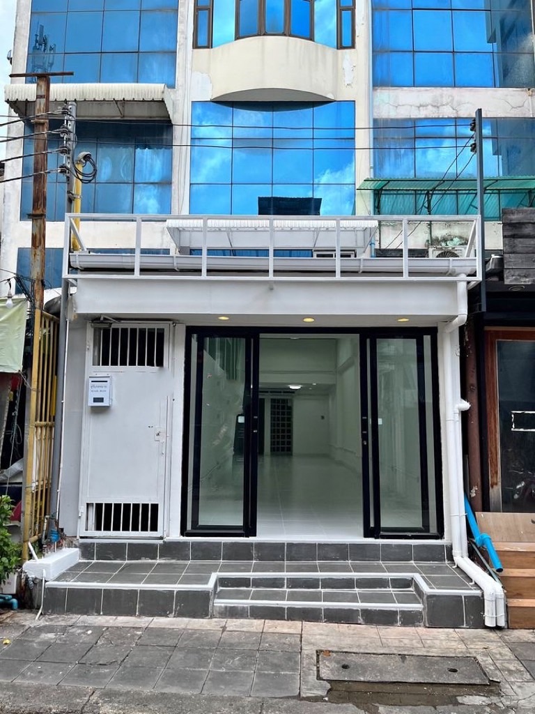 BH2943 ให้เช่าอาคารพาณิชย์รีโนเวทใหม่ 1 คูหา 1 ชั้นครึ่ง ใกล้มหาวิทยาลัยหอการค้าไทย (UTCC)