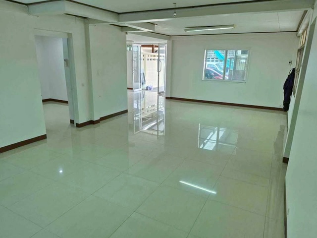 MRT ห้วยขวาง 900ม. 4 แอร์ ให้เช่า บ้านเดี่ยว 2 ชั้น  52 ตร.วา.222 ตร.ม. ประชาราษฎร์บำเพ็ญ 4นอน  เดอะ สตรีท รัชดาภิเษก 2.4 กม.  