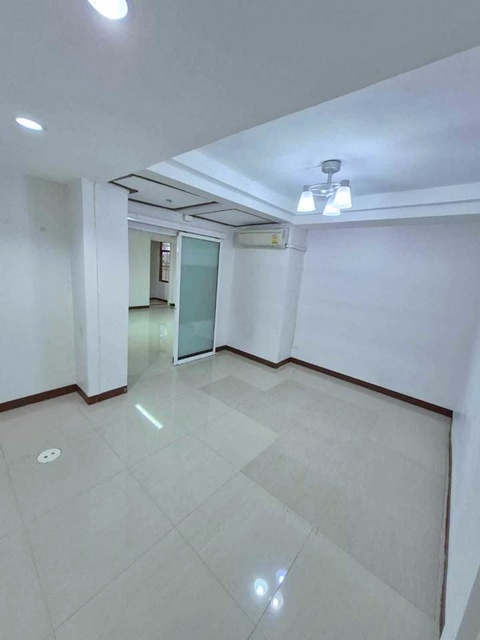 MRT ห้วยขวาง 900ม. 4 แอร์ ให้เช่า บ้านเดี่ยว 2 ชั้น  52 ตร.วา.222 ตร.ม. ประชาราษฎร์บำเพ็ญ 4นอน  เดอะ สตรีท รัชดาภิเษก 2.4 กม.