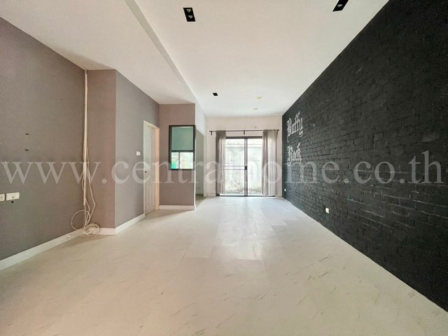 ราคาพิเศษ ทาวน์โฮม 3 ชั้น เดอะ เมทโทร พัฒนาการ - ศรีนครินทร์