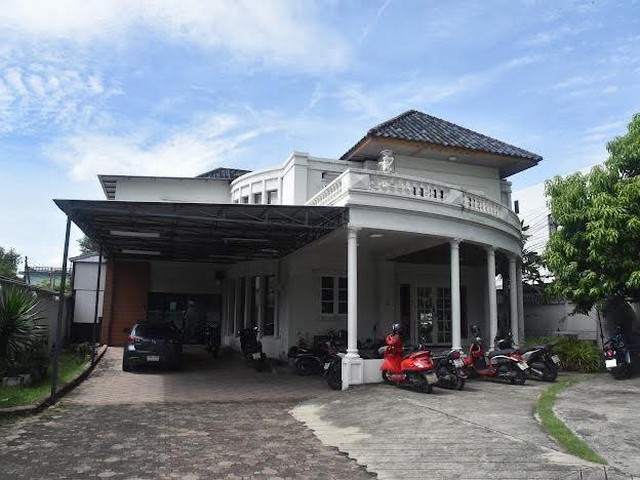 ให้เช่าบ้านเดี่ยว ทำออฟฟิศใด้ 200 ตารางวา 450 ตารางเมตร  10 ที่จอดรถ ลาดพร้าวซอย 10 