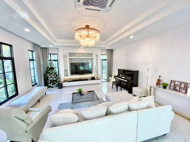 พูลวิลล่าสุดหรู สไตล์นีโอคลาสสิค ตกแต่งสวย โซนกาดฝรั่ง