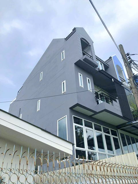 BTS รัชโยธิน 380 ม. ..ใหญ่มาก ให้เช่าบ้านทาวน์โฮมหรู 3 ชั้น หัวมุม 28ตร.วา. 3-4นอนพร้อมเฟอร์ฯ ถ.รัชดาภิเษก38-44  เซ็นทรัล ลาดพร้าว 1.5กม