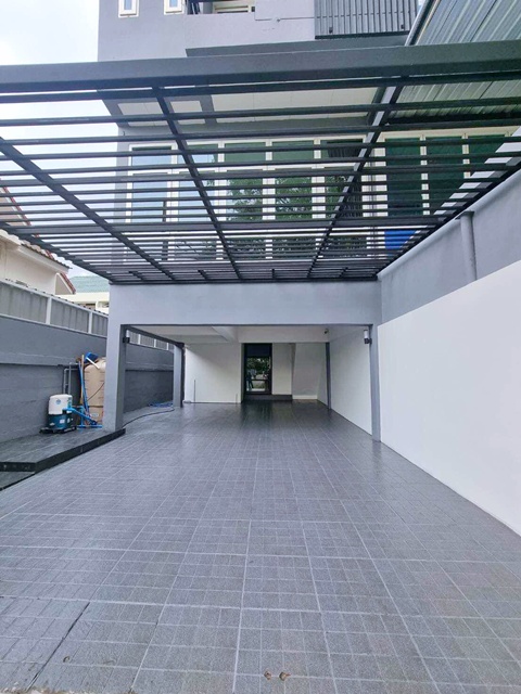 ม.ราชภัฏจันทรเกษม 980 ม.พร้อมเฟอร์ฯ ถ.รัชดาภิเษก38-44  เซ็นทรัล ลาดพร้าว 1.5กม.ใหญ่มาก ให้เช่าบ้านทาวน์โฮมหรู 3 ชั้น หัวมุม 26 ตร.วา. 3-4นอน