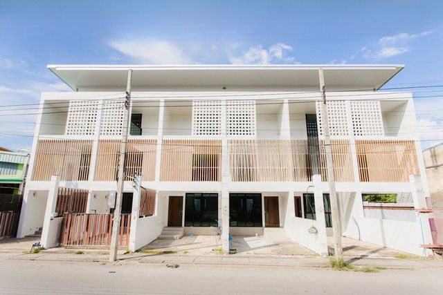 ขายต่ำกว่าราคาประเมิน 23.5 ล้าน อาคารพาณิชย์ 3 ชั้น 6 คูหา #วัดเกต #อำเภอเมือง #ติดตลาดสันป่าข่อย #ใกล้ถนนเจริญเมือง