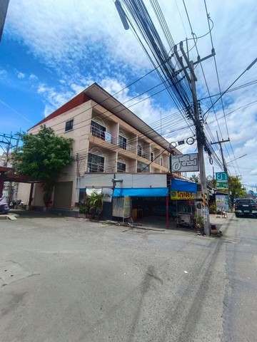 TEL:088-559 5199 คุณเอLine:https://line.me/ti/p/C0eGe0whLXอาคารพาณิชย์ ชุมชนหนองปรือ ศรีราชา ชลบุรี หน้าโครงการบึงวิลเลจ เสนอราคา 3.59 ล้านบาทค่าโอนคนละครึ่งรายละเอียดพื้นที่ทั้งหมด 20 ตารางวา เป็นอาคารพาณิชย์ 3 ชั้น ชั้น 1 เป็นห้องโถงมีห้องน้ำ 1 ห้องชั้น 2 กั้นห้องนอน 2 ห้อง ห้องน้ำ 1 ห้องชั้น 3 ห้องนอน 2 ห้อง ห้องน้ำ 1 ห้องแถมแอร์ติดผนังให้ 2 ตัวติดห้องนอนใหญ่ชั้น 2 และชั้น 3- เหมาะแก่การทำธุรกิจ- เป็น