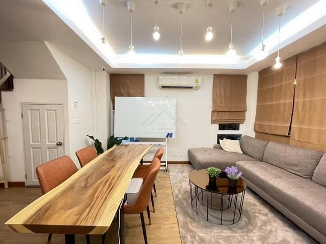 ให้เช่าทาวน์โฮม 3 ชั้น 180 ตร.ม. รวมดาดฟ้า 4 ห้องนอน ใกล้ MRT รัชดาภิเษก