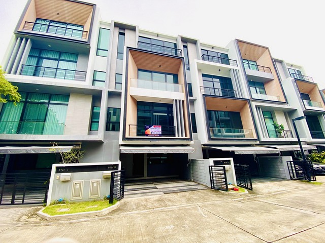 ขาย ทาวน์โฮม 3.5 ชั้น Nirvana Define Rama 9 เนอวานา ดีฟายน์ พระราม 9 ติดอุโมงค์ หลังราม ซ.รามคำแหง 24 ใกล้ The Nine เดอะไนน์ พระราม 9 HomePro โฮมโปร พระราม 9(รหัสทรัพย์ที่ : 50047) โครงการตั้งอยู่บน ถนนรามคำแหง 24 แยก 2 (ถนนถาวรธวัช 1) หรือ พระราม 9 ซอย 39/1 แขวงสวนหลวง เขตสวนหลวง กรงเทพมหานคร 10250Google map: https://maps.app.goo.gl/HHuJA4ZWKm18i4TN7รายละเอียดทาวน์โฮมหรู 3.5 ชั้น Modern Style เล่นระดับภายใน แบบ Type Cเลขที่ 875/15 ซอย 2 หน้าบ้านหันทิศเหนือเนื้อ